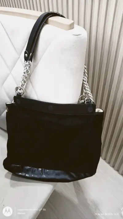 Bolso negro con cadena metálica - miniatura 1