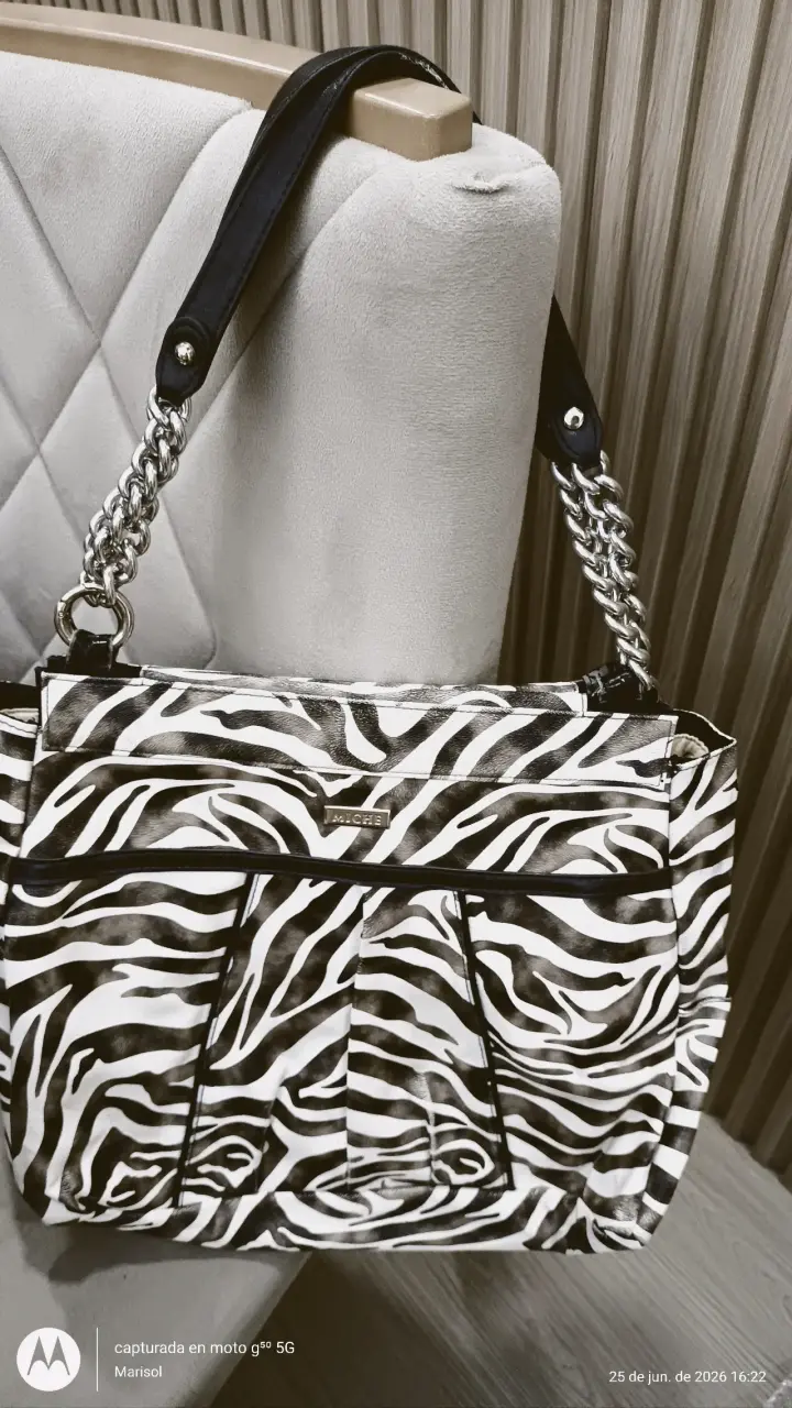 Bolso negro con cadena metálica - 2