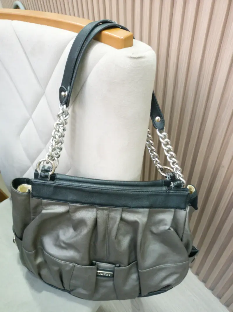 Bolso negro con cadena metálica - 3