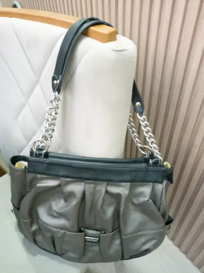 Bolso negro con cadena metálica - miniatura 3