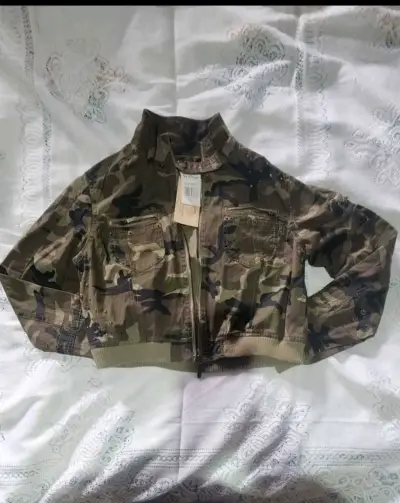 Chaqueta corta camuflada con tachas - miniatura 1