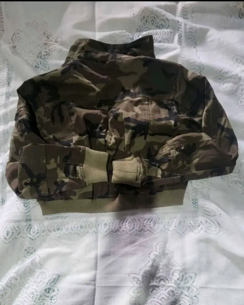 Chaqueta corta camuflada con tachas - 2