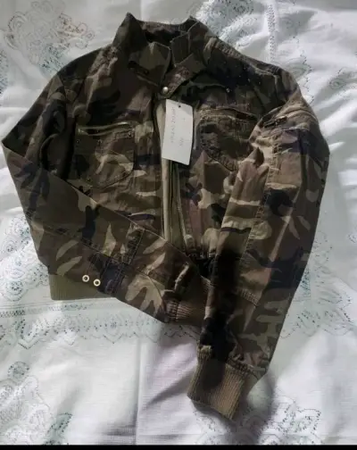 Chaqueta corta camuflada con tachas - miniatura 3