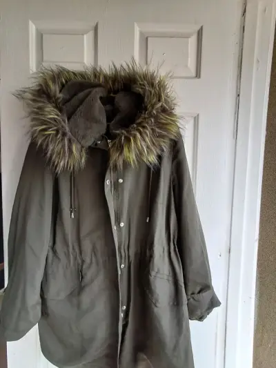 Parka verde con capucha de piel sintética - miniatura 1