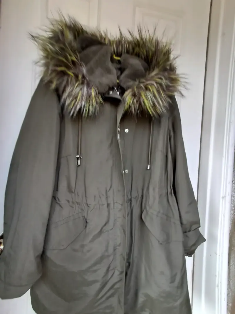 Parka verde con capucha de piel sintética - 2