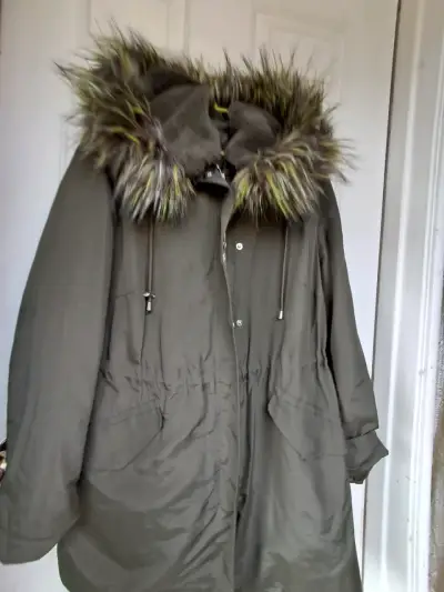 Parka verde con capucha de piel sintética - miniatura 2