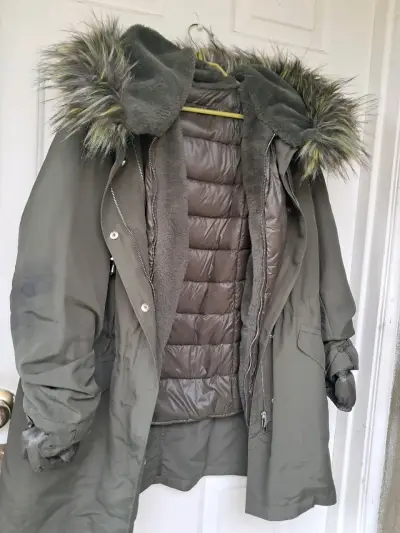 Parka verde con capucha de piel sintética - miniatura 3