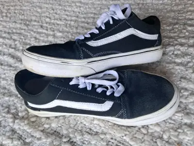 Zapatillas negras con diseño clásico - miniatura 1