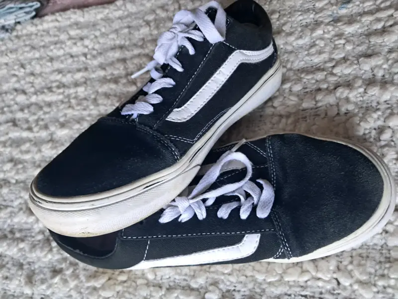 Zapatillas negras con diseño clásico - 2