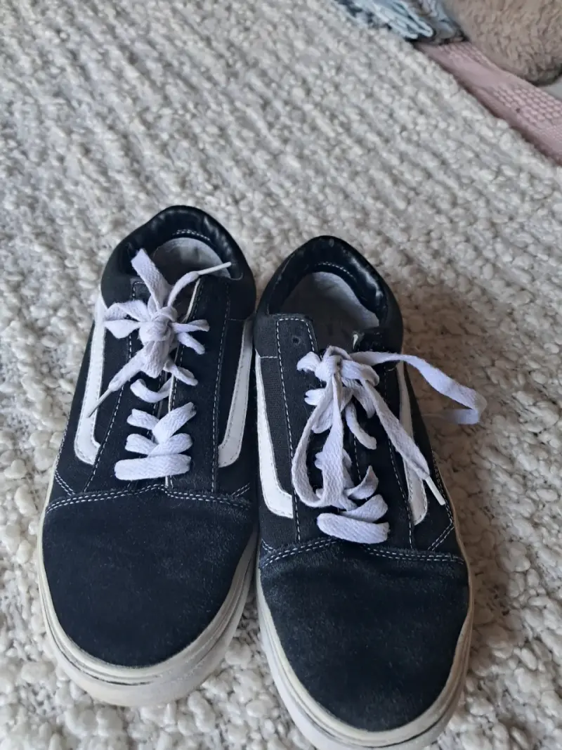 Zapatillas negras con diseño clásico - 3