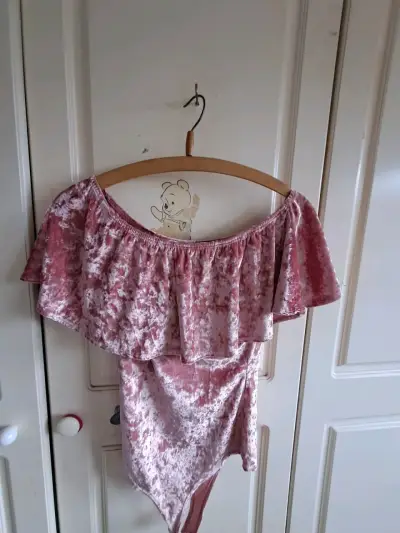 Body de terciopelo rosa con volantes - miniatura 1