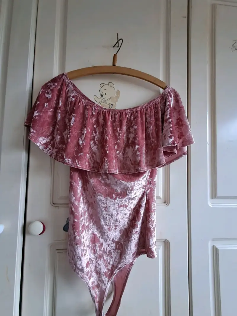 Body de terciopelo rosa con volantes - 2