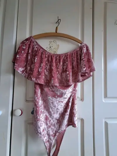 Body de terciopelo rosa con volantes - miniatura 2