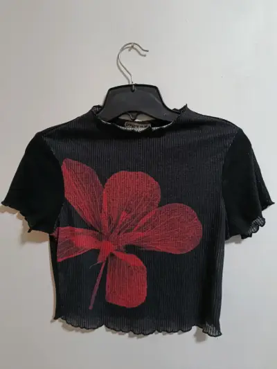 Polera negra Opposite con diseño floral rojo - miniatura 1