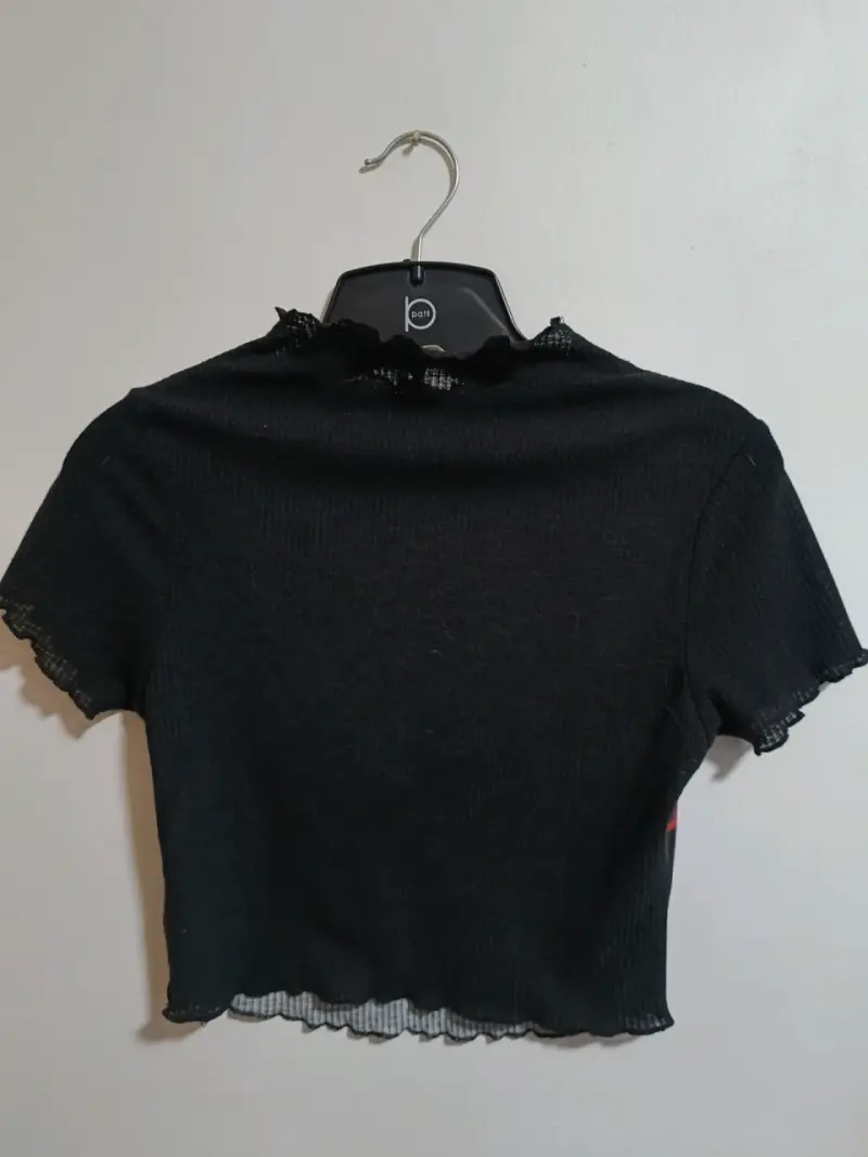 Polera negra Opposite con diseño floral rojo - 2