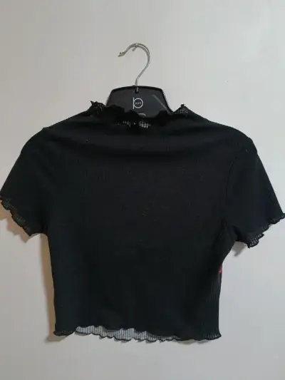 Polera negra Opposite con diseño floral rojo - miniatura 2