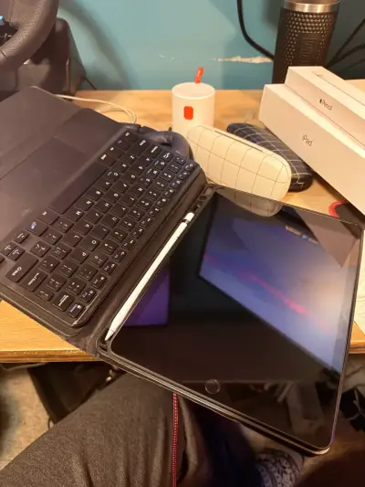 iPad 9na generación con teclado y Apple Pencil - miniatura 1