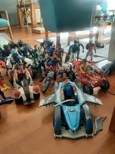 Colección de figuras de acción con vehículos - miniatura 1