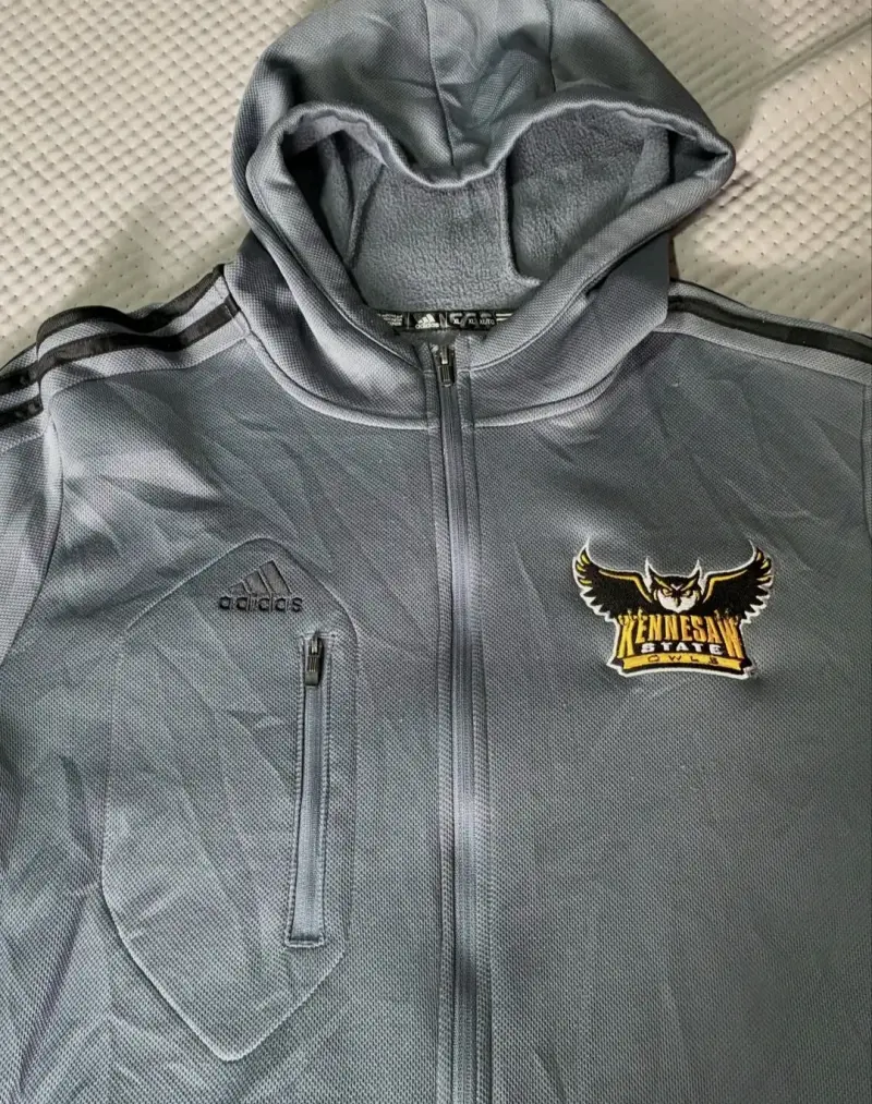 Polerón Adidas gris con capucha y logo bordado - 3