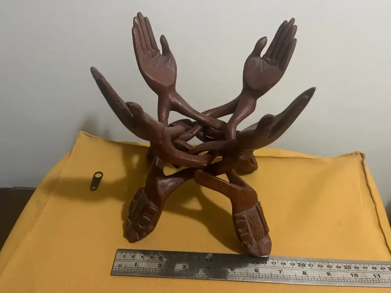 Escultura de madera manos entrelazadas - 1