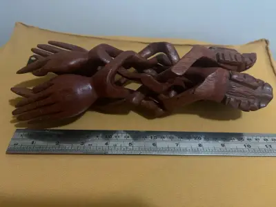 Escultura de madera manos entrelazadas - miniatura 2