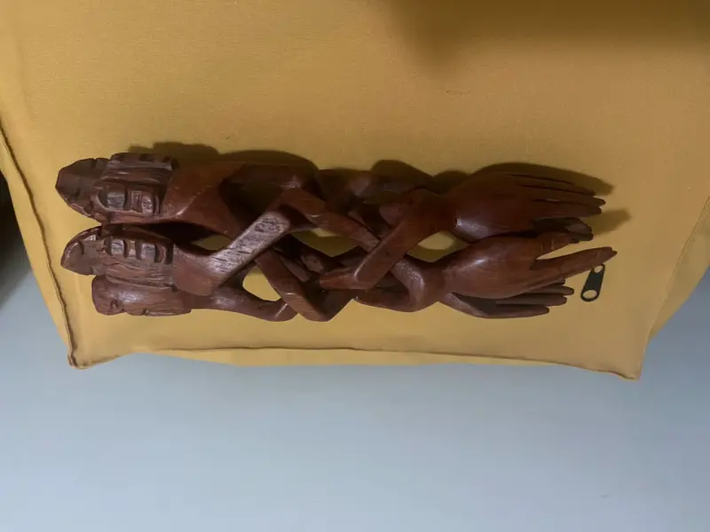 Escultura de madera manos entrelazadas - 4