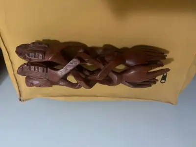 Escultura de madera manos entrelazadas - miniatura 4