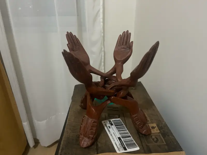 Escultura de madera manos entrelazadas - 5