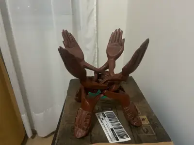 Escultura de madera manos entrelazadas - miniatura 5