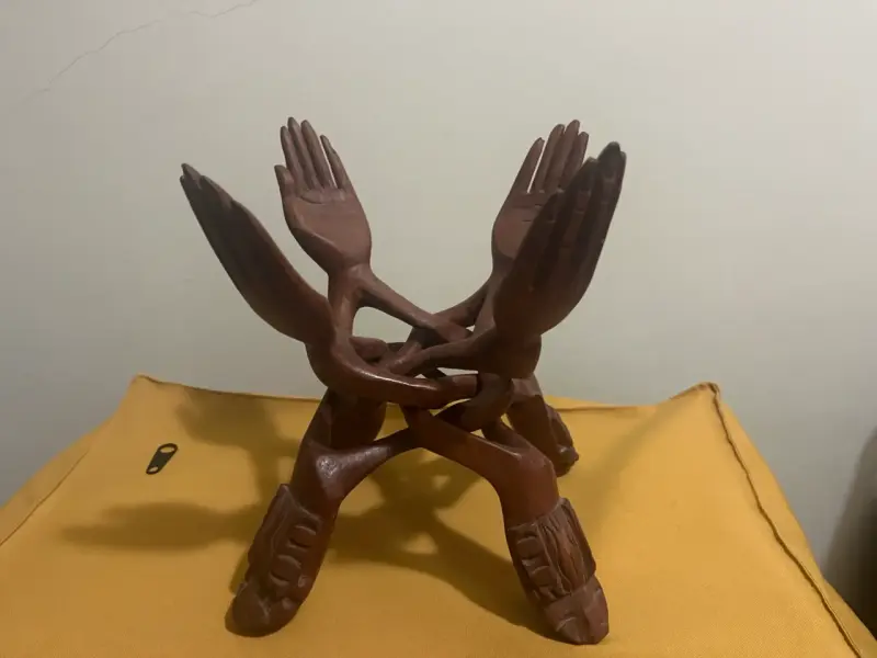 Escultura de madera manos entrelazadas - 6