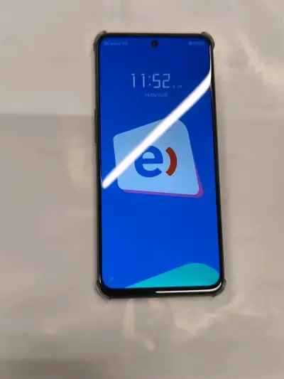 Smartphone con pantalla táctil en buen estado - miniatura 2
