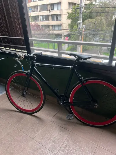 Bicicleta urbana negra con llantas rojas - miniatura 1