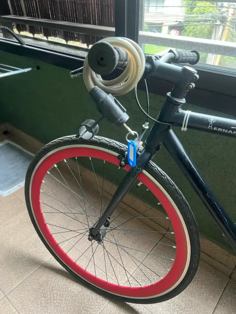 Bicicleta urbana negra con llantas rojas - 2