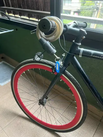 Bicicleta urbana negra con llantas rojas - miniatura 2