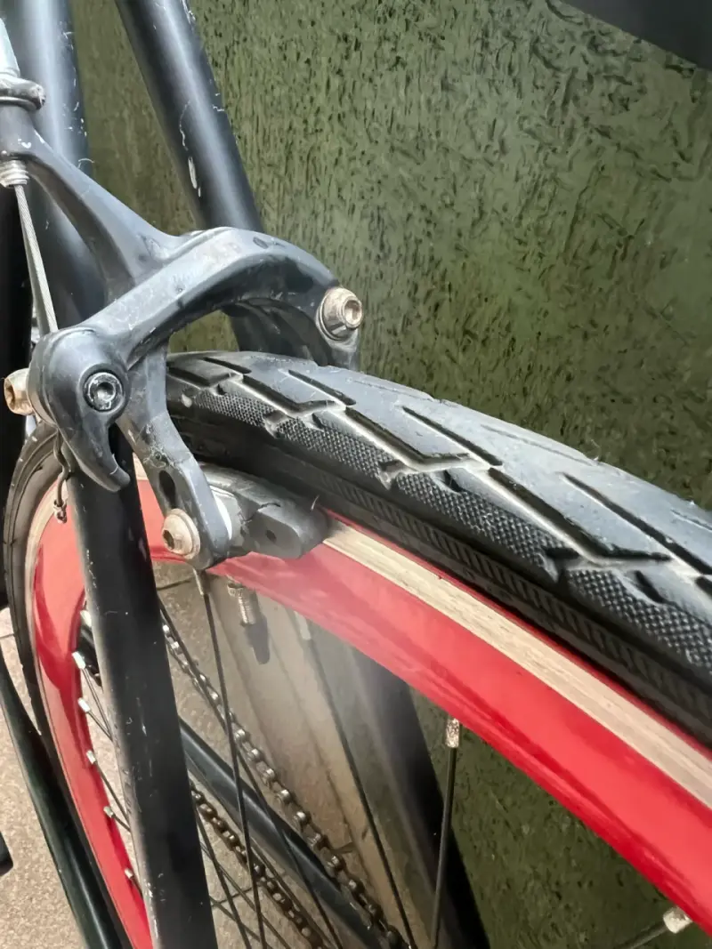 Bicicleta urbana negra con llantas rojas - 4