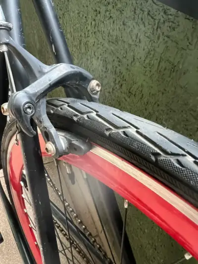 Bicicleta urbana negra con llantas rojas - miniatura 4