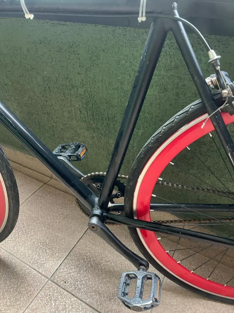 Bicicleta urbana negra con llantas rojas - 5