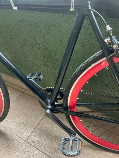 Bicicleta urbana negra con llantas rojas - miniatura 5