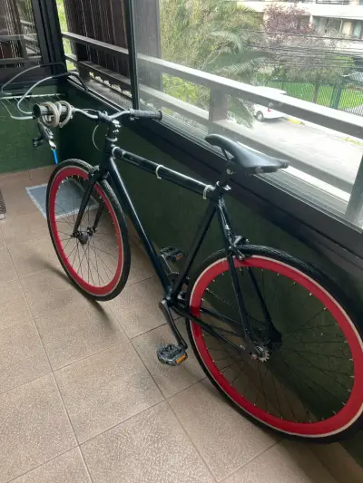 Bicicleta urbana negra con llantas rojas - miniatura 6