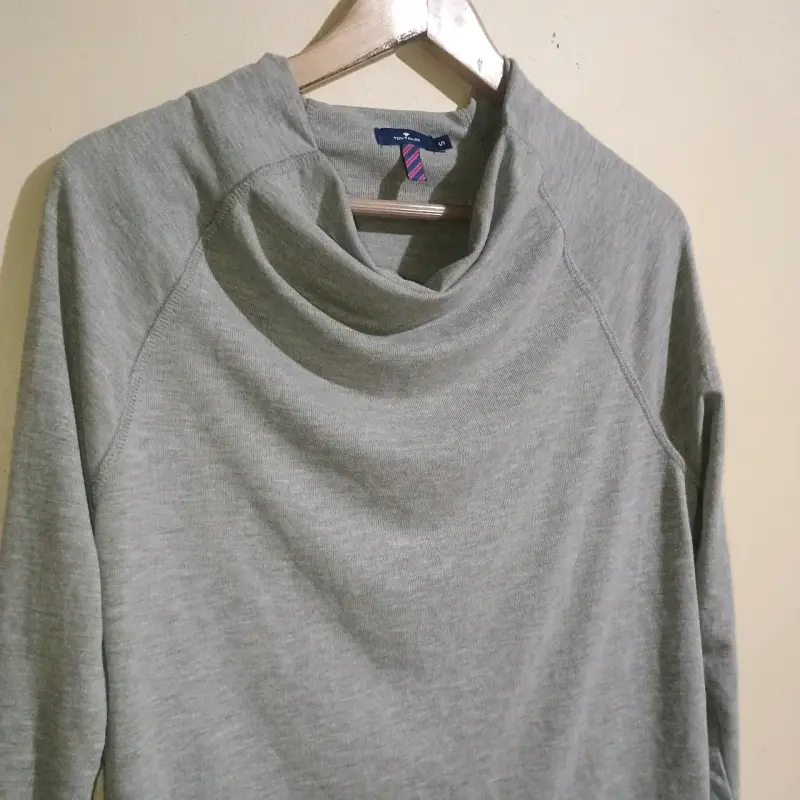 Polerón gris de cuello alto para mujer - 4