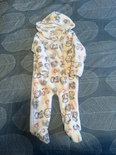 Pijama enterizo infantil con capucha - miniatura 1