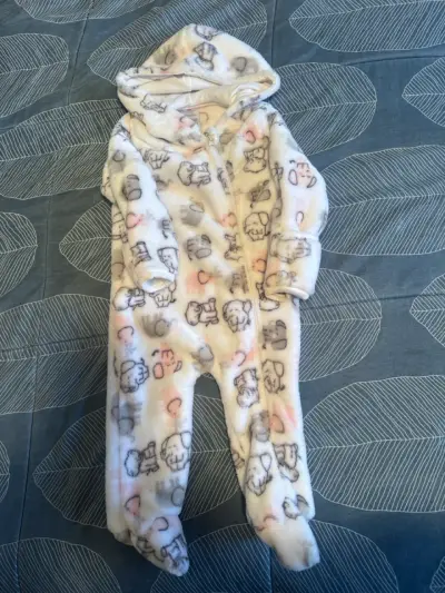 Pijama enterizo infantil con capucha - miniatura 2