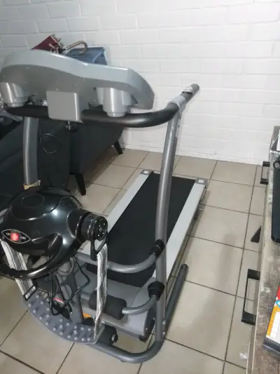 Trotadora celéctrica plegable en buen estado - miniatura 1