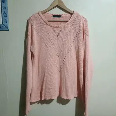 Suéter rosado de punto con diseño calado - miniatura 1