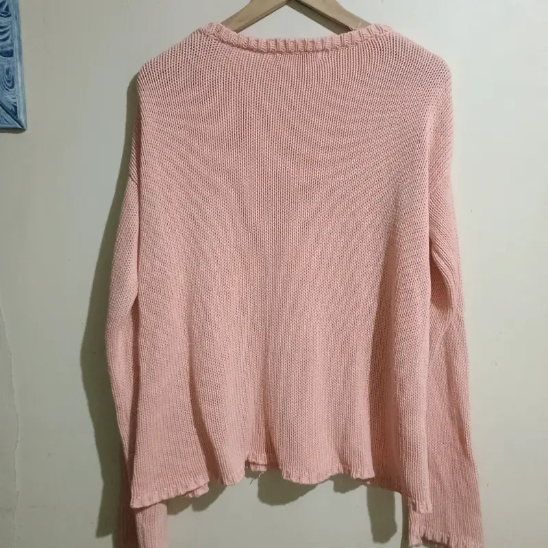 Suéter rosado de punto con diseño calado - 2