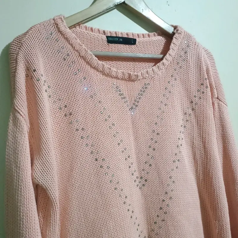 Suéter rosado de punto con diseño calado - 3