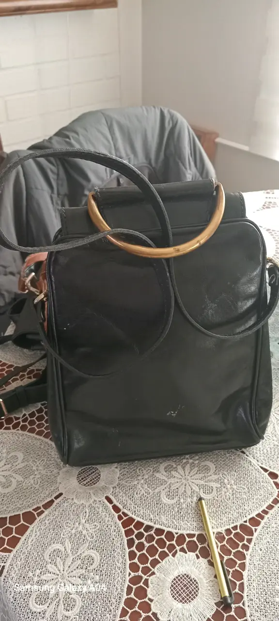 Mochila negra de cuero Secret - 2