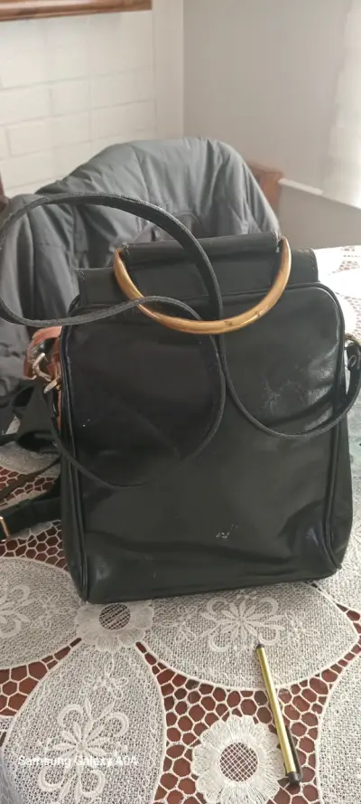 Mochila negra de cuero Secret - miniatura 2