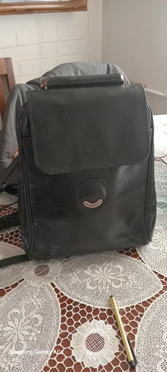 Cartera negra de cuero con asa dorada - 2