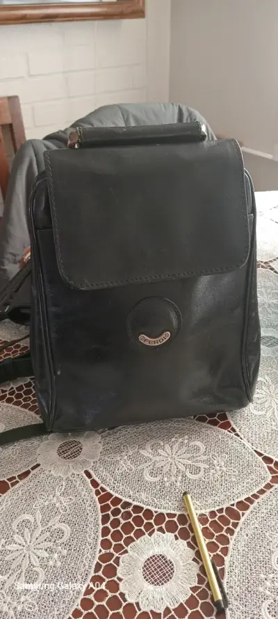 Cartera negra de cuero con asa dorada - miniatura 2